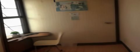 学术出版社编辑室内，编辑人员正在审阅古籍整理稿件，书桌上摆放着多本参考典籍与校勘笔记，专业学术氛围